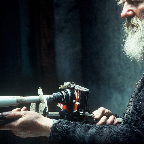 Der tschechische Fotograf Miroslav Tichý mit selbst gebautem Fotoapparat. Bild: Roman Buxbaum 1986