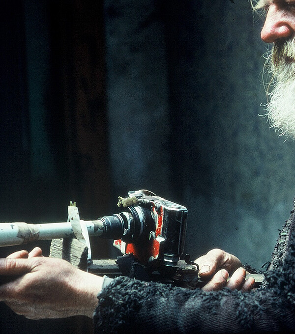 Der tschechische Fotograf Miroslav Tichý mit selbst gebautem Fotoapparat. Bild: Roman Buxbaum 1986