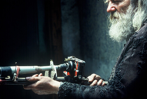 Le photographe tchèque Miroslav Tichý avec un appareil photo fabriqué par ses soins. Photo: Roman Buxbaum 1986