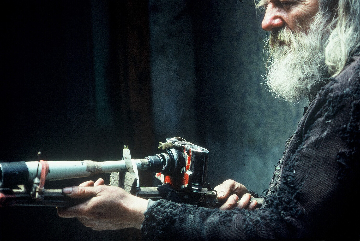 Der tschechische Fotograf Miroslav Tichý mit selbst gebautem Fotoapparat. Bild: Roman Buxbaum 1986