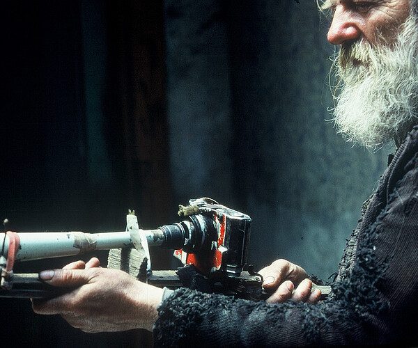 Der tschechische Fotograf Miroslav Tichý mit selbst gebautem Fotoapparat. Bild: Roman Buxbaum 1986