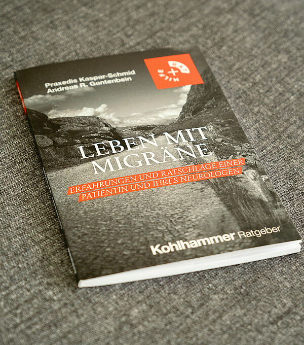 Un témoignage poignant inscrit dans un cadre médico-scientifique: «Leben mit Migräne» est un ouvrage riche de sens. Photo: Patrick Cernoch
