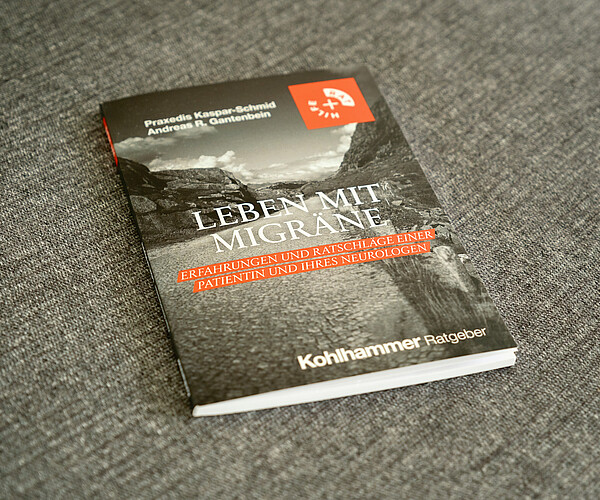 Ein eindrücklicher Erfahrungsbericht eingebettet in einen medizinisch-wissenschaftlichen Rahmen: «Leben mit Migräne» ist ein vielschichtiges Buch mit Relevanz. Bild: Patrick Cernoch