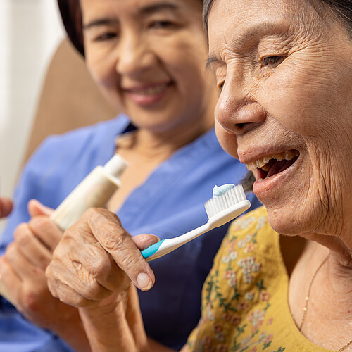 Eine gute Mundhygiene nimmt nicht viel Zeit in Anspruch und beugt Mundschleimhautproblemen vor. Bild: Adobe Stock / toa555