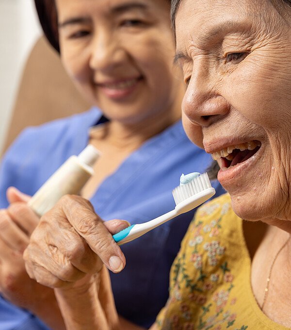 Eine gute Mundhygiene nimmt nicht viel Zeit in Anspruch und beugt Mundschleimhautproblemen vor. Bild: Adobe Stock / toa555