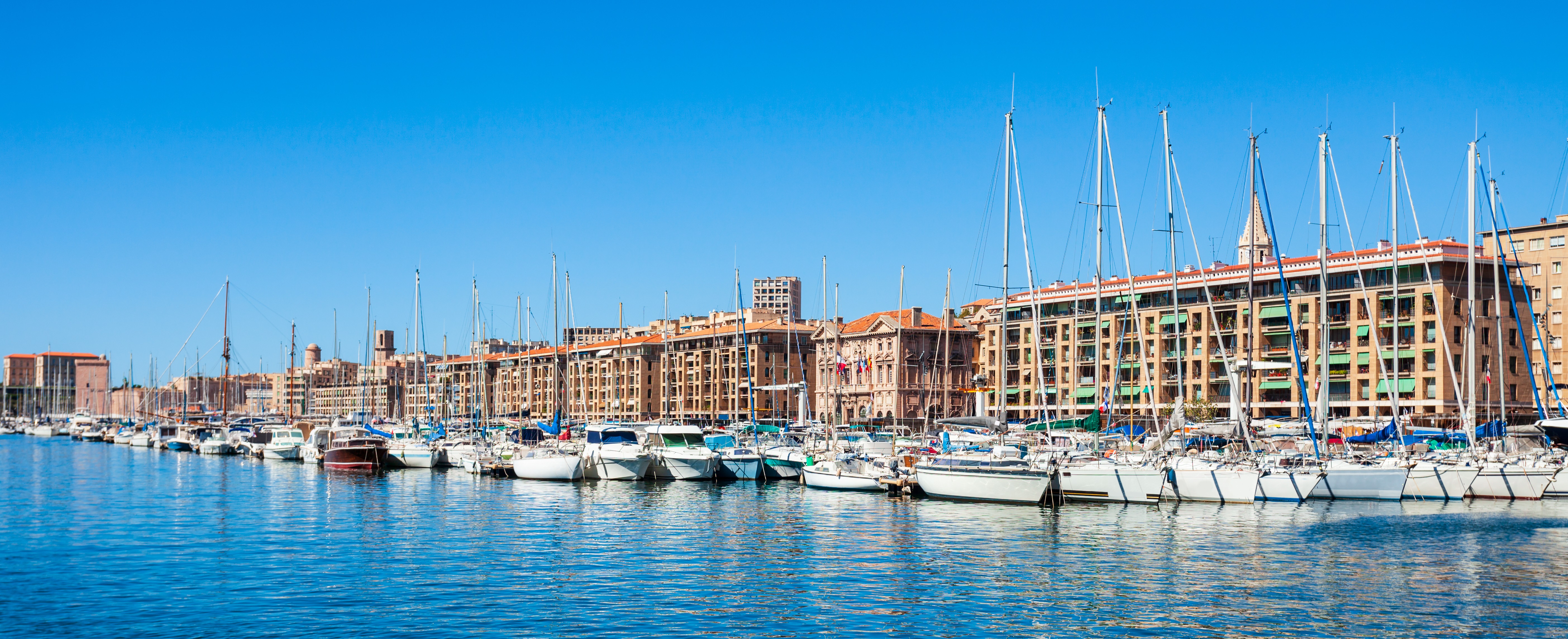 Mediterraner Baustil der Wiederaufbauprojekte am Vieux-Port in Marseille durch den französischen Architekten und Städtebauer Fernand Pouillon. Bild: iStock / saiko3p