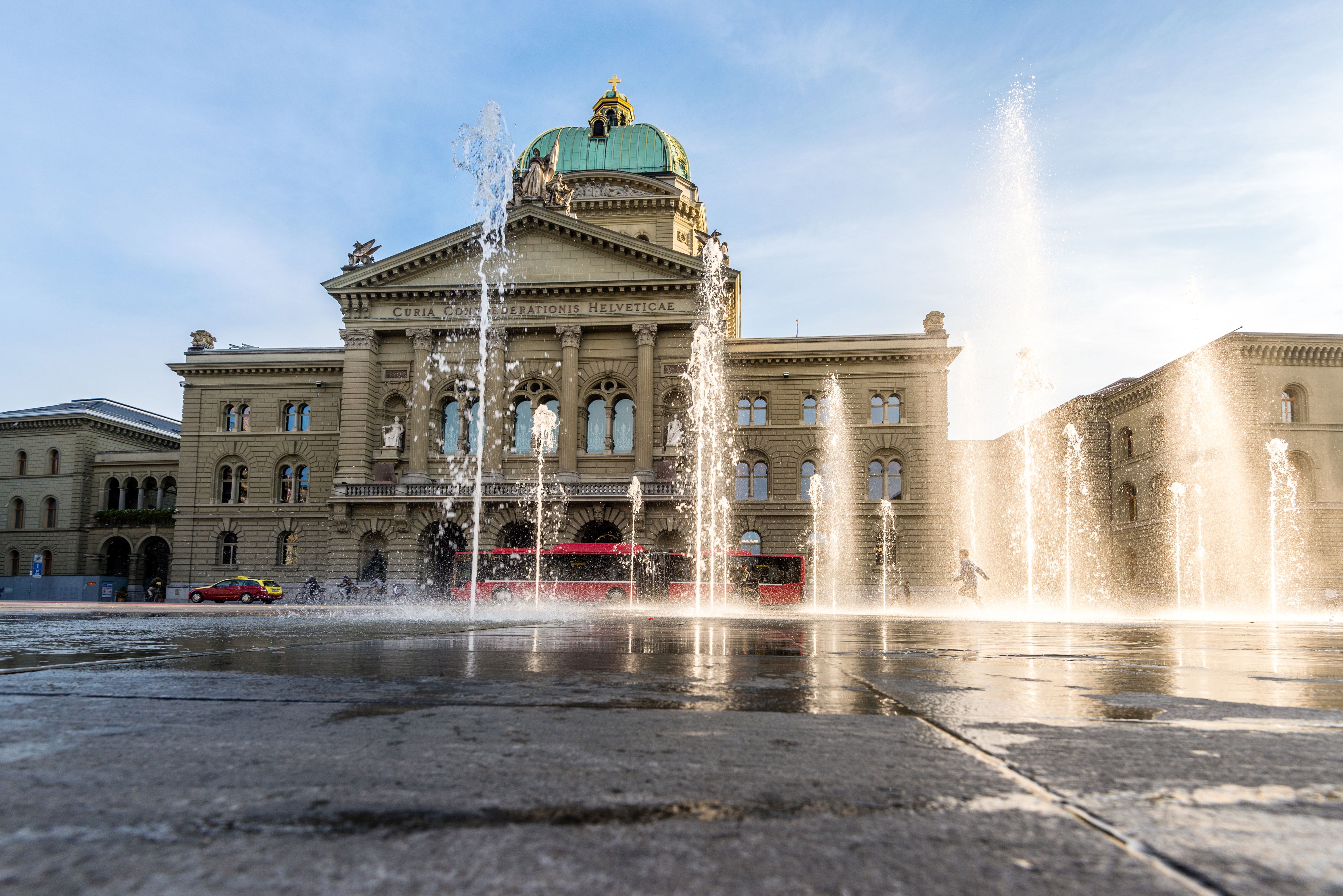 Eine gezielte Verdunstung von Wasser stellt die effektivste Methode zur Kühlung von städtischen Räumen dar. Darüber hinaus schafft Wasser Aufenthaltsqualitäten für Gross und Klein, so etwa auf dem Bundesplatz in Bern. Bild: Adobe Stock / matho