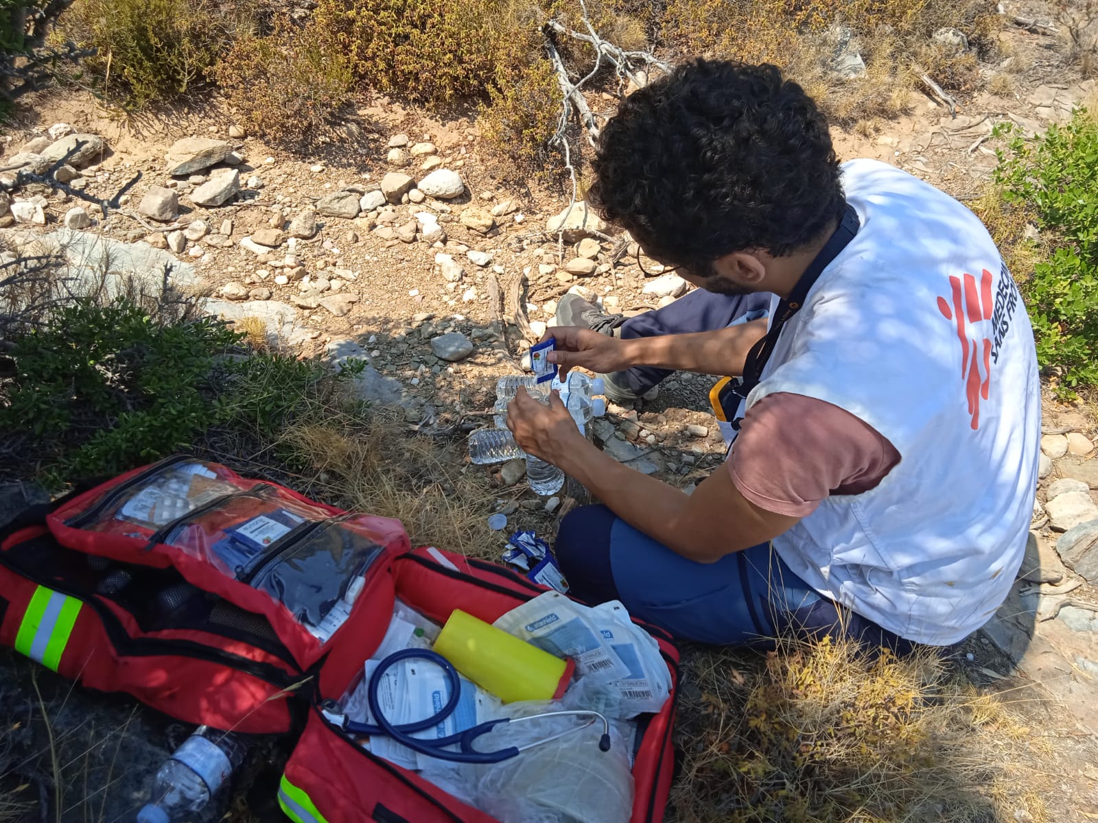 Ein Mitarbeiter von Ärzte ohne Grenzen bereitet sich vor, um neu angekommenen Geflüchteten auf Samos medizinische Nothilfe zu leisten. Bild: Myrto Mouzaki/MSF