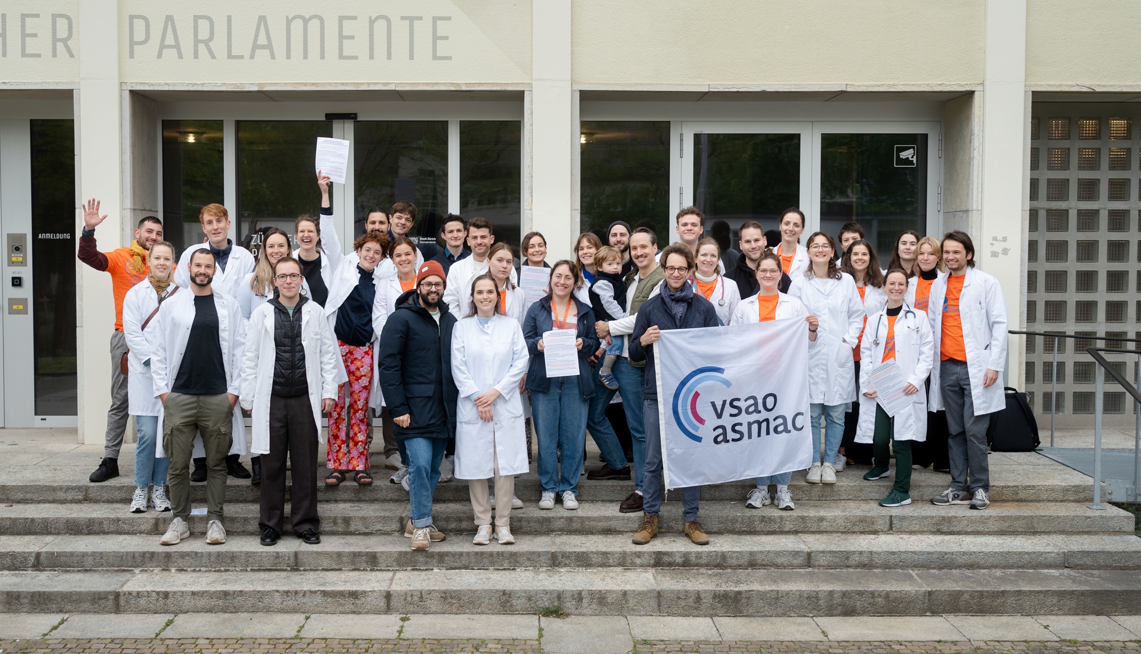 Kundgebung vor dem Zürcher Stadtparlament zur 42+4-Stunden-Woche im Jahr 2024. Bild: VSAO Zürich