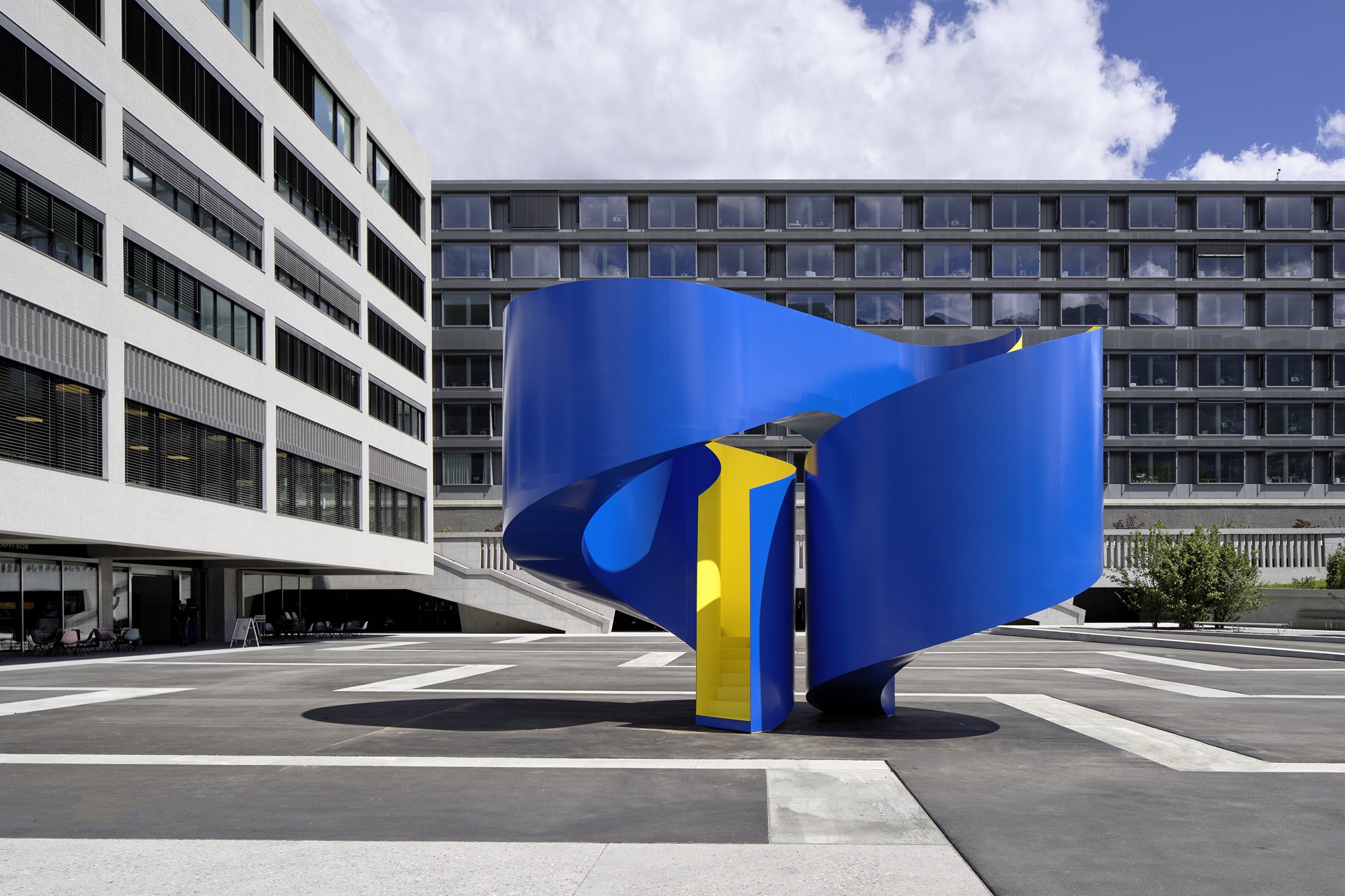 Die farbenfrohe Skulptur des Künstlers Not Vital vor dem Kantonsspital Graubünden ist begehbar. Bild: Ralph Feiner