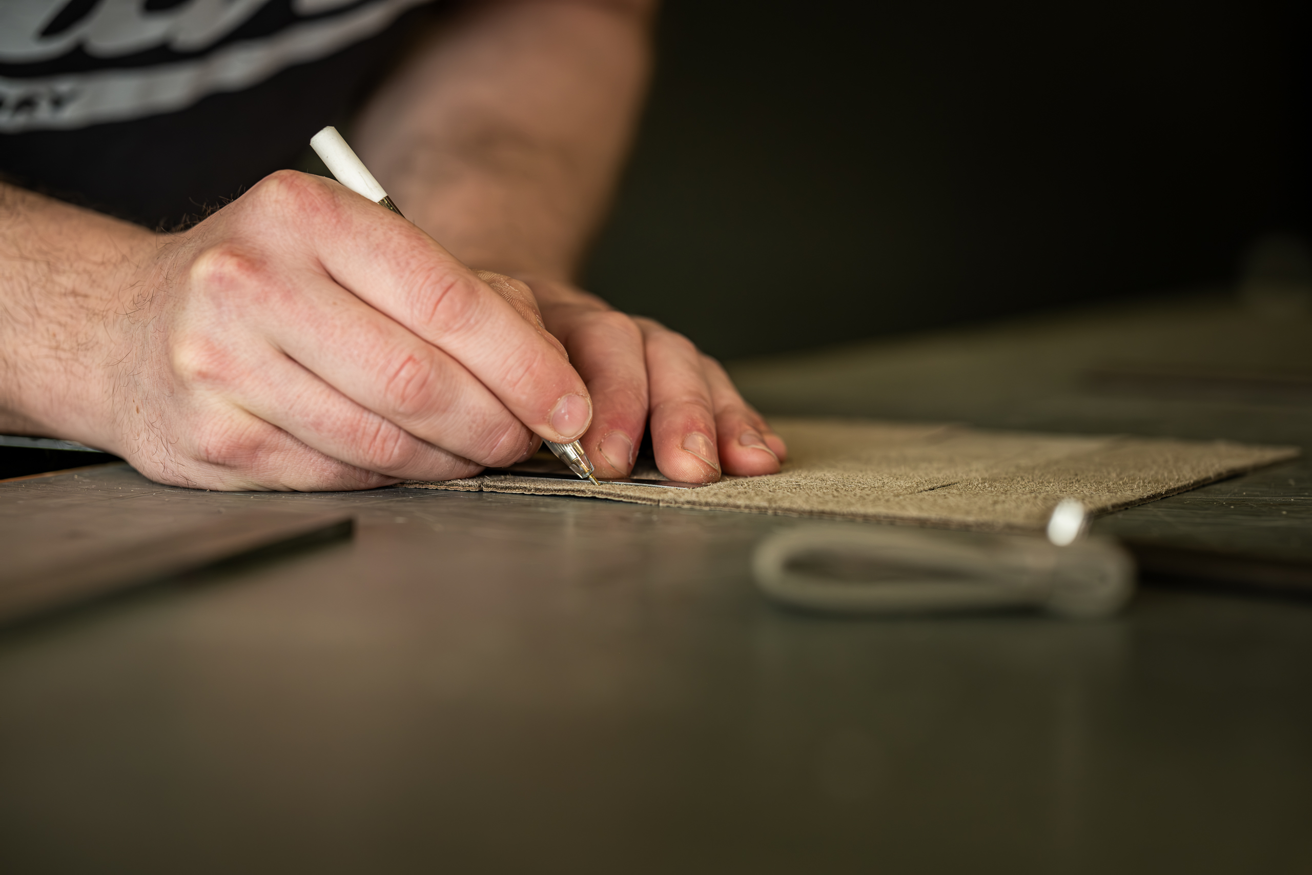 La mesure et la découpe du cuir ne sont que deux des nombreuses étapes que Manu Mark et son équipe réalisent lors de la fabrication d’un produit.