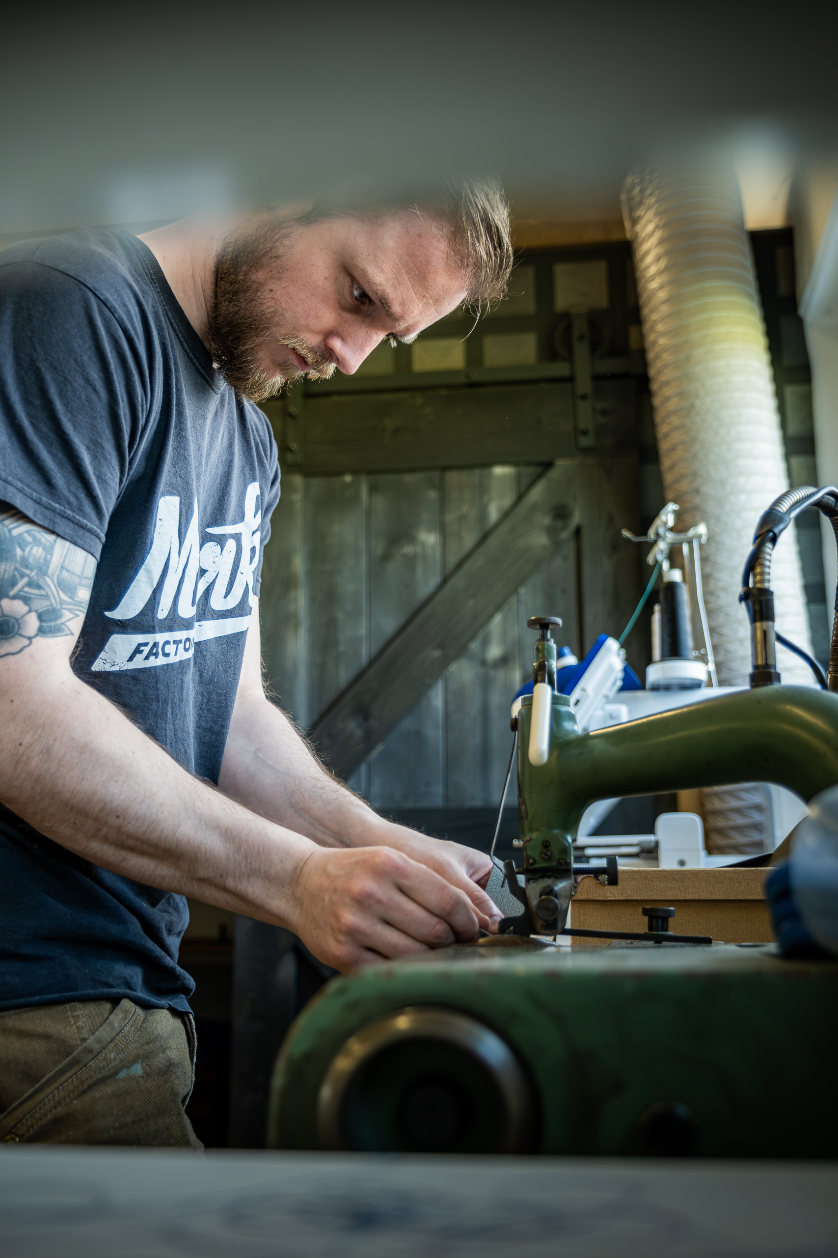 Dans son travail, il conjugue machines anciennes – comme cette machine à coudre verte – avec technologies modernes.