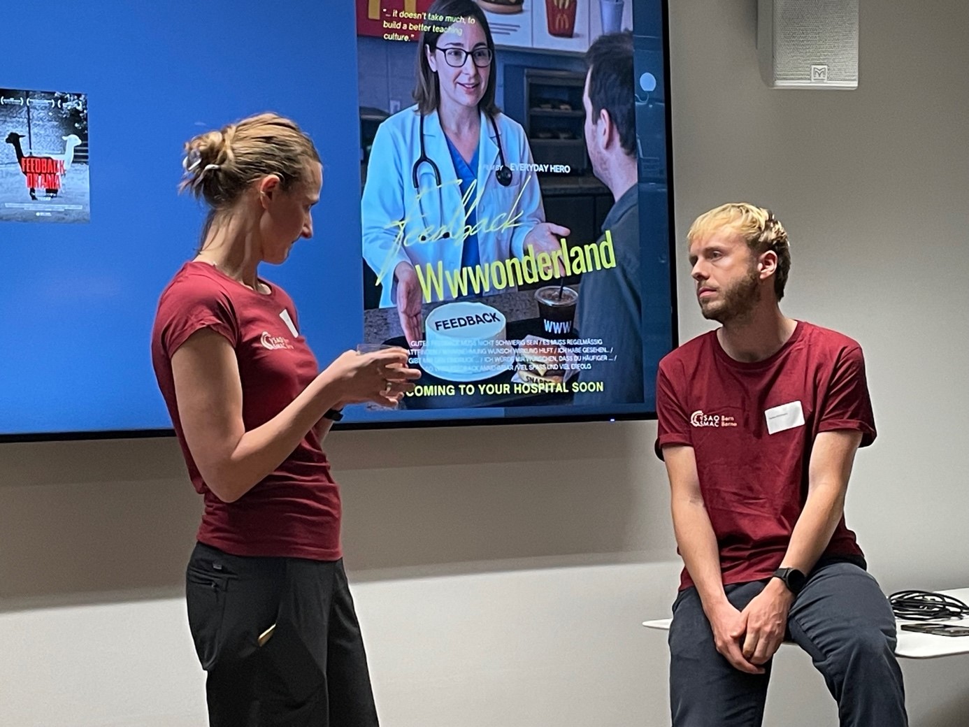 Wie lassen sich Lernerfahrungen gezielt in den Spitalalltag integrieren? In einem Workshop des VSAO Bern widmen sich die Teilnehmenden dieser Frage. Bild: VSAO Bern