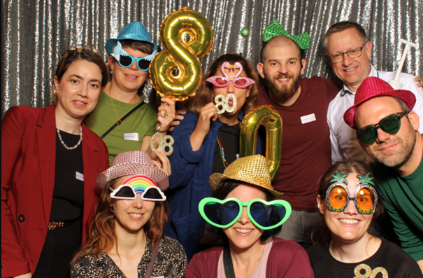 Der Vorstand des VSAO Bern ist schon in Feierlaune. Foto: thephotobus.ch