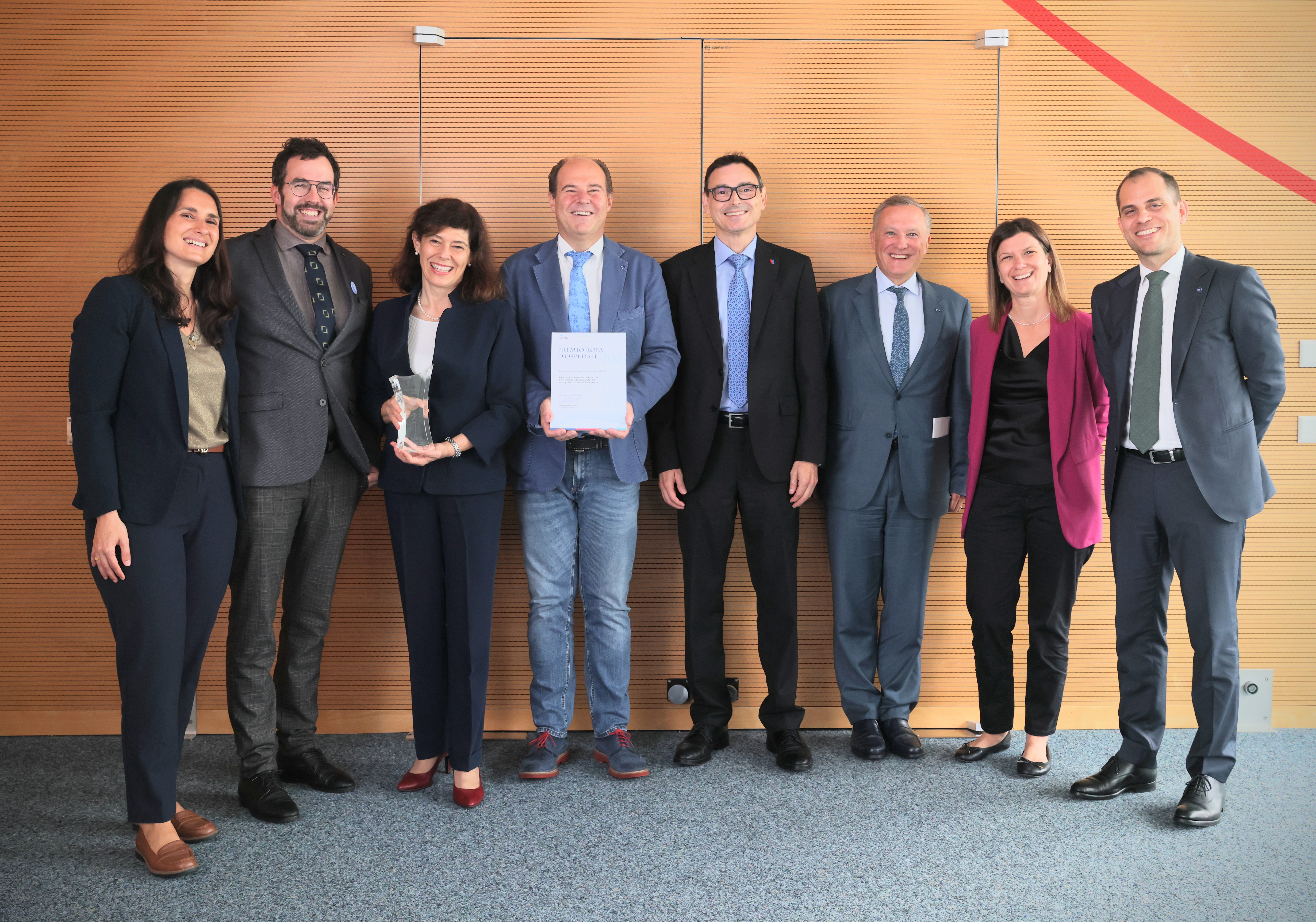 Dr. med. Giorgia Lo Presti, Präsidentin ASMACT; Dr. med. Severin Baerlocher, Präsident vsao Schweiz; Monica Ghielmetti, Leiterin Human Resources EOC; Glauco Martinetti, CEO EOC; Raffaele De Rosa, Regierungsrat des Departements Gesundheit und Soziales; Paolo Sanvido, Präsident des Verwaltungsrates EOC; Simona Minotti Cristiano, Verantwortliche Human Resources Spital Bellinzona und Täler; Lorenzo Fauth, Verantwortlicher Human Resources Spital Lugano und Präsident Paritätische Kommission EOC und ASMACT (v. l.). Bild: Alain Intraina