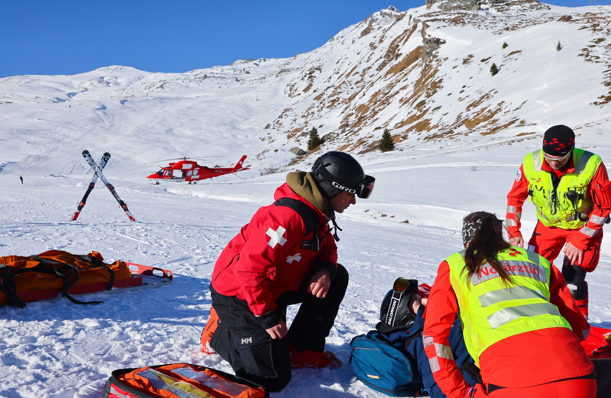 Rega-Crew und Pistenrettungsdienst bei der Versorgung eines verunglückten Wintersportlers. Bild: Rega