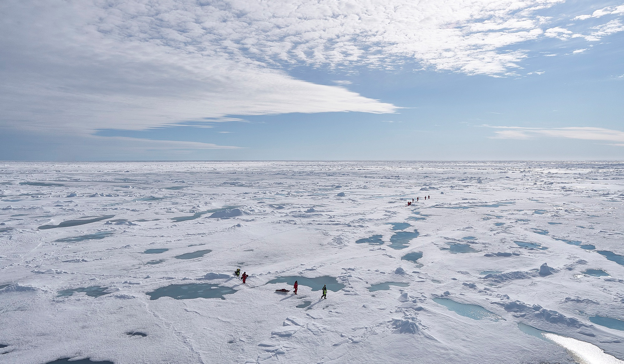 Kollidierende Eisschollen und der ständige Wind sorgen dafür, dass die Schneeverteilung in der Arktis sehr variabel ist. Bild: Matthias Jaggi (SLF), CONTRASTS AWI Expedition, Arktischer Ozean 2025